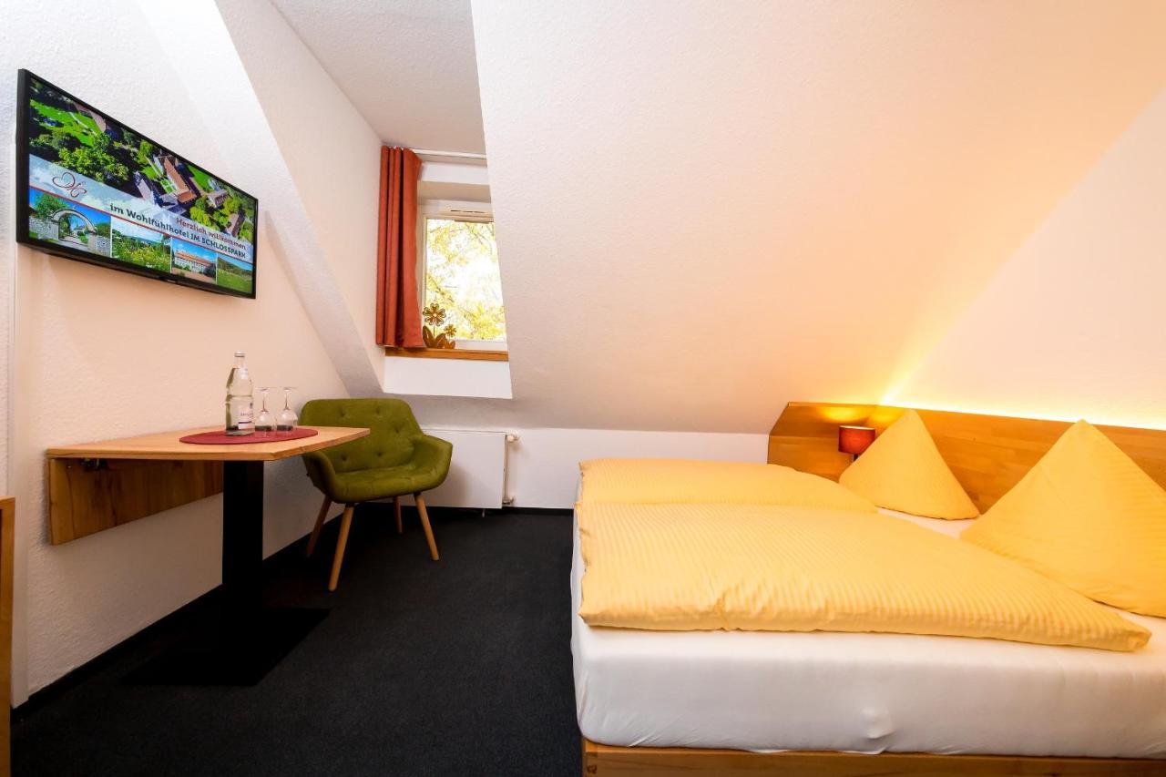 Wohlfuehlhotel Im Schlosspark - Self Checkin 빌레바데센 외부 사진